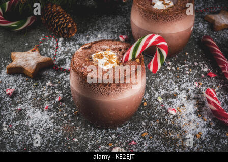 Tradizionale Natale bevande. polo nord cocktail con candy cane dolci, menta piperita, cioccolata calda o di cacao, lo zenzero annuncio latte. sfondo scuro, con ch Foto Stock