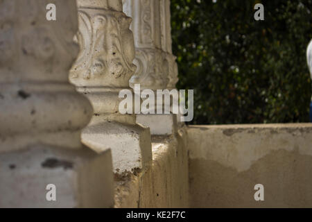 Bianco rurale pilastri nel fuoco Foto Stock