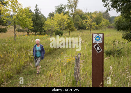 Osage, minnesota - susan newell, 68, passeggiate sulla north country trail. Il nct è un cittadino sentiero panoramico, stretching 4.600 miglia dall'est new yor Foto Stock