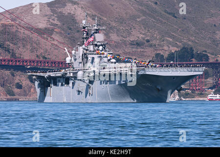 Marina degli Stati Uniti Wasp-classe assalto anfibio nave USS Essex (LHD-2) passa attraverso il Golden Gate. Foto Stock