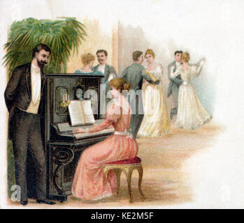 Recital di pianoforte con coppie danzanti un gentleman orologi una signora suonare il pianoforte mentre le coppie danza in background Foto Stock