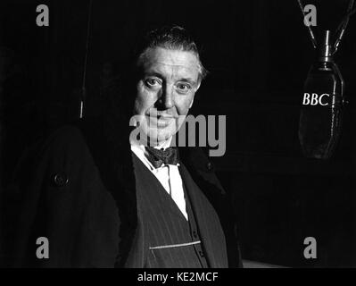 John McCormack stnading in fornt di un microfono della BBC. Tenore irlandese. 14 giugno 1884-16 settembre 1945. Foto Stock