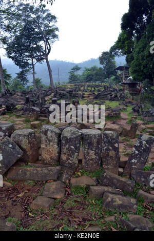 Un sito megalitico nel West Java, Indonesia ed ha migliaia di antiche pietre. è sostenuto di essere il più grande del sud est asiatico. Foto Stock