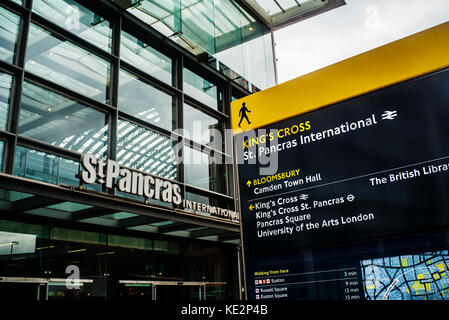 Stazione ferroviaria internazionale di St Pancras, incrocio dei re, mappa, bacheca informativa al pubblico all'ingresso, Foto Stock