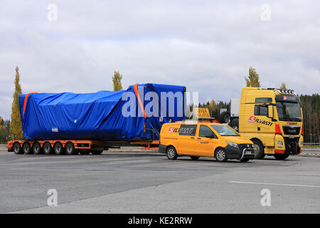 Forssa, Finlandia - 13 ottobre 2017: giallo man tgx 41.640 semi carrello ampia di carico e di trasporto mercedes-benz veicolo pilota di silvasti pesante parcheggiato su t Foto Stock