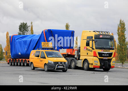 Forssa, Finlandia - 13 ottobre 2017: giallo man tgx 41.640 semi carrello ampia di carico e di trasporto mercedes-benz veicolo pilota di silvasti pesante parcheggiato su t Foto Stock