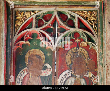 Una vista di graffiato teste fuori su un pannello di rood nella chiesa parrocchiale di San Pietro a ringland, Norfolk, Inghilterra, Regno Unito. Foto Stock