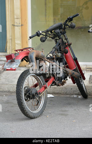 Un abbandonato devastata e ripartiti in moto a sinistra e dimenticato in un greco street in kerira, Corfù, Grecia. Foto Stock