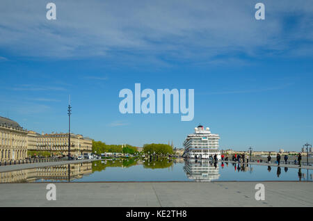 Il Miroir d'eau o specchio di acqua a Bordeaux Foto Stock