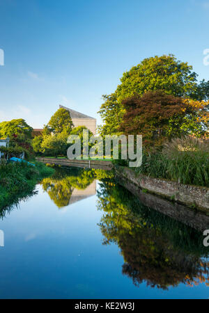 Marlowe Theatre si riflette nel fiume Stour in Abbots Mill giardino, Canterbury Foto Stock