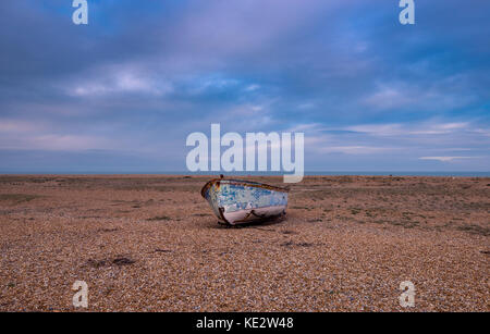 Abbandonata la pesca in barca sulla spiaggia di Dungeness, Kent Foto Stock