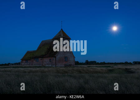 Fairfield chiesa sotto una luna piena Romney Marsh, Kent Foto Stock