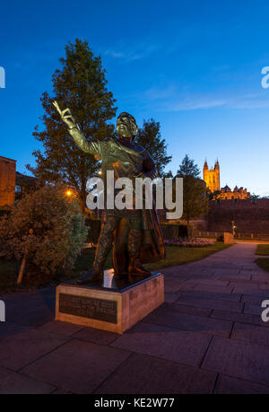 Statua di Ethelbert, re di Kent a Lady Wootton verde con la Cattedrale di Canterbury in background. Foto Stock