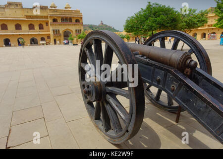 Chiudere fino a cannon all interno del cortile del forte di Amber a Jaipur, India Foto Stock