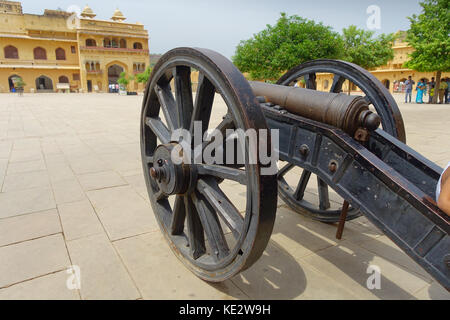 Chiudere fino a cannon all interno del cortile del forte di Amber a Jaipur, India Foto Stock