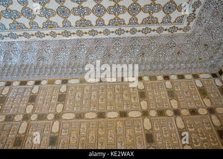 Antico Fiore scolpito in marmo e specchi nella hall di migliaia di specchi, forte amber vicino a Jaipur, Rajasthan, India. patrimonio mondiale dell UNESCO Foto Stock