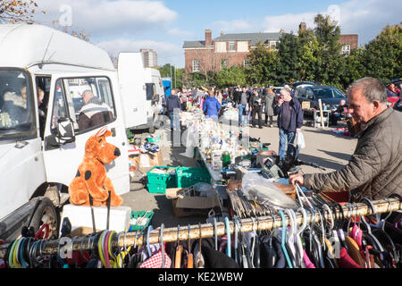 Affare,cacciatori,cercando,per,economici,ridotta,abbigliamento,weekly,Domenica,auto,boot,vendita,vendite,auto,Bootle Bootle,Liverpool, Merseyside,l'Inghilterra,UK,U.K.,l'Europa, Foto Stock