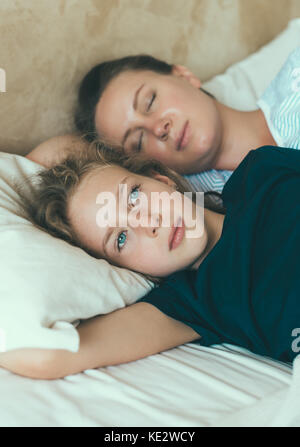 La bambina ha insonnia, non può dormire. Foto Stock