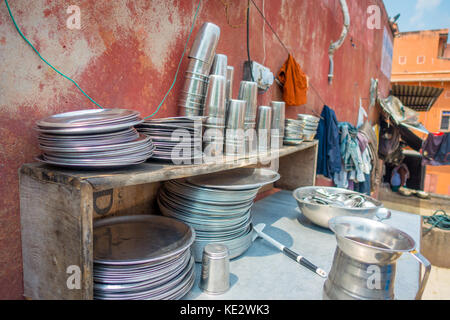 Close up di sporco bocce, bicchieri e vassoi che le persone utilizzano per cuocere il cibo in cucina a Jaipur, India Foto Stock