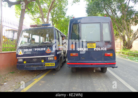 Delhi, India - 25 settembre 2017: due bus polizia auto parlando in strada a Delhi, la capitale indiana Foto Stock