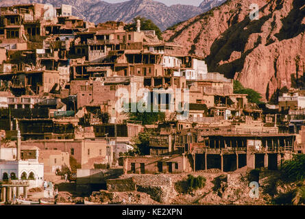 Gli edifici del villaggio nestle in le ripide pareti del Indus River Valley vicino a Kalabagh Punjab, Pakistan. Foto Stock