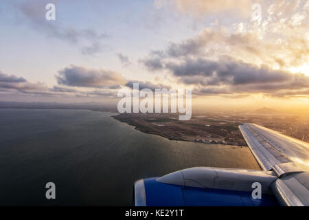 Dalla finestra - tramonto sulla Spagna come si vede dal volo in aereo Foto Stock
