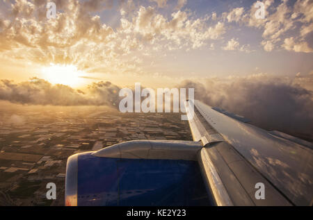 Dalla finestra - tramonto sulla Spagna come si vede dal volo in aereo Foto Stock