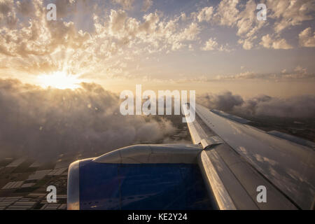 Dalla finestra - tramonto sulla Spagna come si vede dal volo in aereo Foto Stock