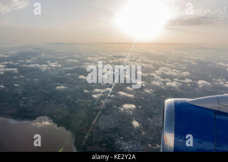 Dalla finestra - tramonto sulla Spagna come si vede dal volo in aereo Foto Stock