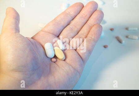 Confetti assortiti, prendendo farmaci rx isolato su sfondo bianco Foto Stock