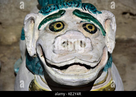 Neve buddista lion, una vecchia scultura in pietra da zanskar, India settentrionale. Foto Stock