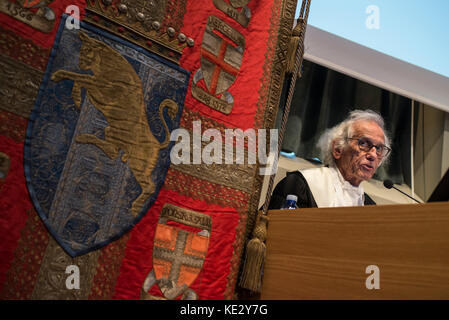 Torino, Italia-17 ottobre 2017: Christo artista riceve la consegna di laurea honris da cavalerizza a Torino Foto Stock