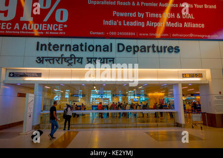Delhi, India - 19 settembre 2017: persone non identificate per raggiungere a piedi l'Internacional partenze dell'aeroporto internazionale di Delhi Foto Stock