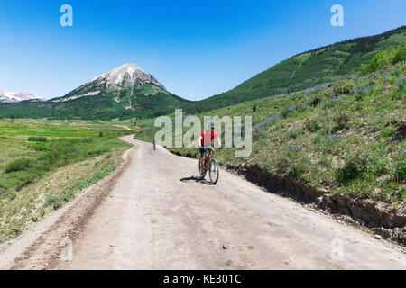 Strada sterrata vuota che conduce alle montagne, Montagne Rocciose, Colorado, Stati Uniti Foto Stock