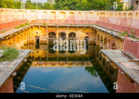 Jaipur, India - 20 settembre 2017: vecchio tempio riflessi nell'acqua, galta ji jaipur rajasthan Foto Stock