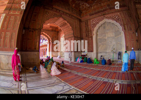 Delhi, India - 27 settembre 2017: persone in preghiera presso la Jama Masjid moschea all'interno del tempio di Delhi, India, effetto fish-eye Foto Stock