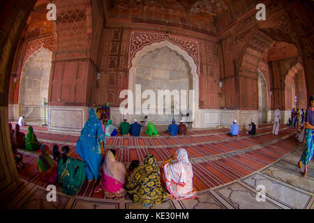 Delhi, India - 27 settembre 2017: persone in preghiera presso la Jama Masjid moschea all'interno del tempio di Delhi, India, effetto fish-eye Foto Stock