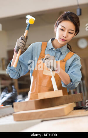 Ritratto di giovane donna falegname concentrare sul suo lavoro Foto Stock