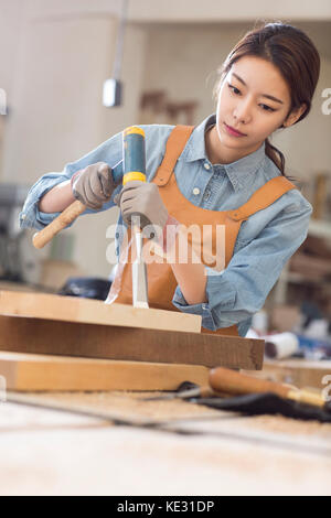 Ritratto di giovane donna falegname concentrare sul suo lavoro Foto Stock