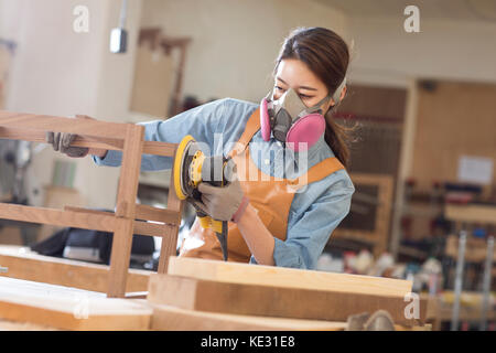 Ritratto di giovane donna falegname concentrare sul suo lavoro Foto Stock