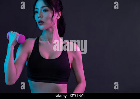 Ritratto di giovane donna slim con il manubrio Foto Stock
