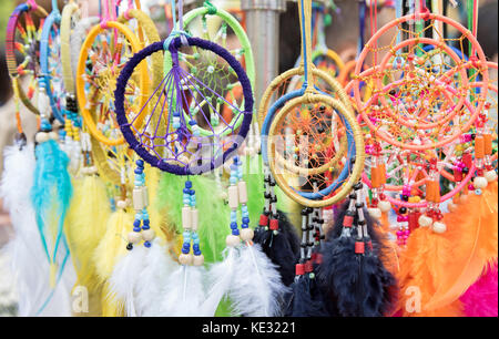 Fluffy varietà di sogno catturatori sulla strada del mercato Foto Stock