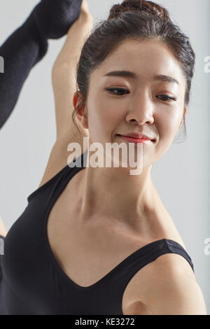 Ritratto di giovane ballerina sorridente in nero leotard posa Foto Stock