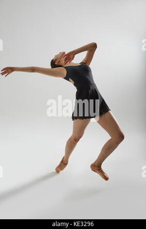 Giovane ballerina in nero leotard posa elegantemente Foto Stock