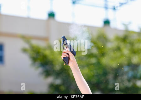 Mano azienda starter pistola nel giardino della scuola Foto Stock