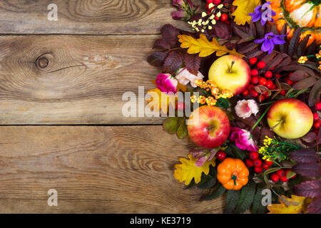 Disposizione di ringraziamento con zucche, mele cadono le foglie, giallo, rosa e fiori viola, spazio di copia Foto Stock