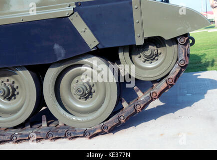 Primo piano di un vecchio serbatoio dell esercito via e le ruote. Foto Stock
