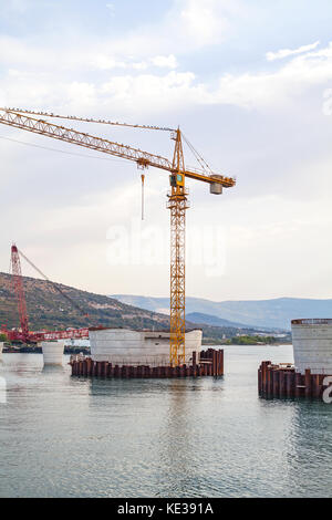 Costruzione di ponti - gru sopra il mare adriatico porto di Trogir, Croazia Foto Stock