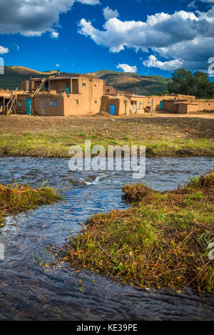 Taos Pueblo (o Pueblo de Taos) nel Nuovo Messico è un antico pueblo appartenenti ad un Tiwa-parlando tribù americana natale del popolo dei Pueblo. Foto Stock