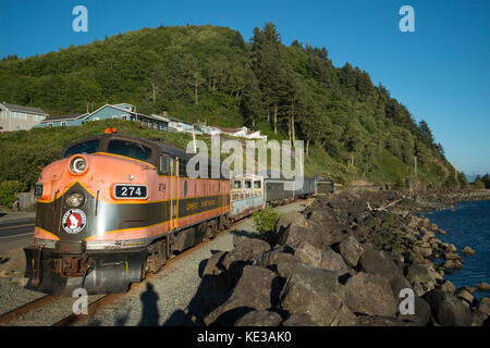 Oregon Coast Scenic Railroad vicino a Garibaldi, Oregon, Stati Uniti d'America Foto Stock